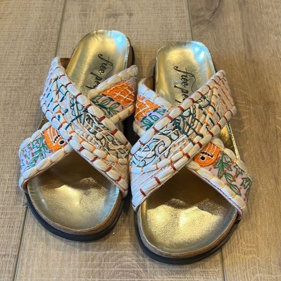 Free People Sandals REDUCED PRICE due to fading label in sole, see last pic - Picture 2 of 11